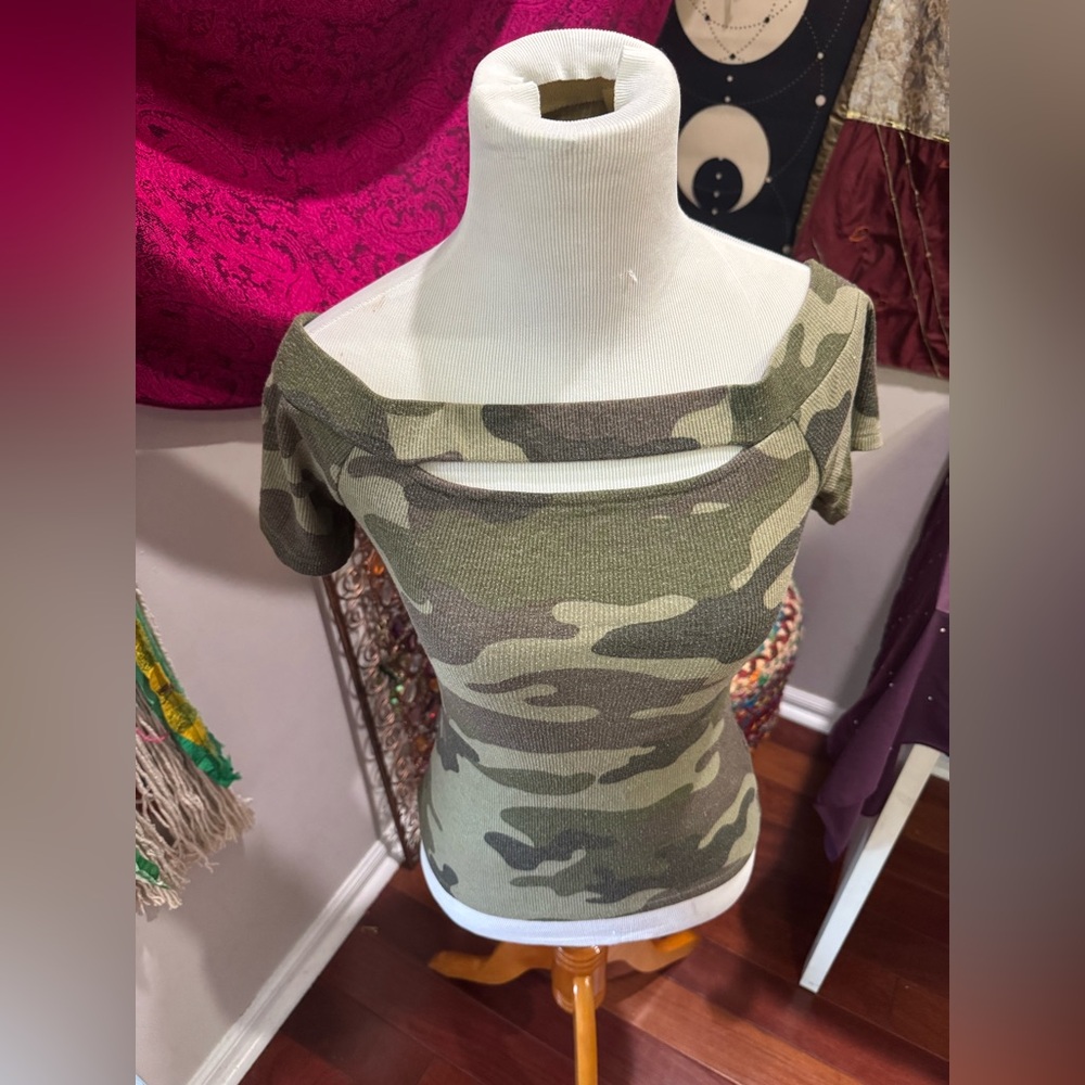 Guess Green Camo Off The Shoulder Short Sleeve Top Medium